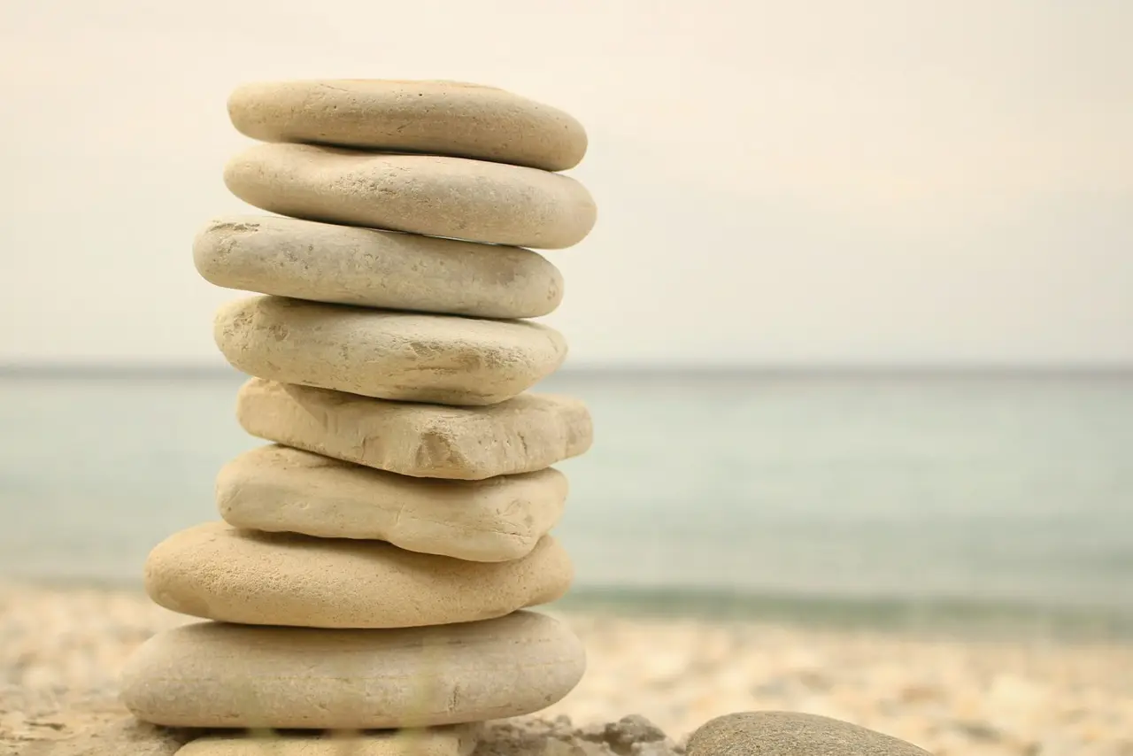 Empilement de pierres zen sur un fond apaisant