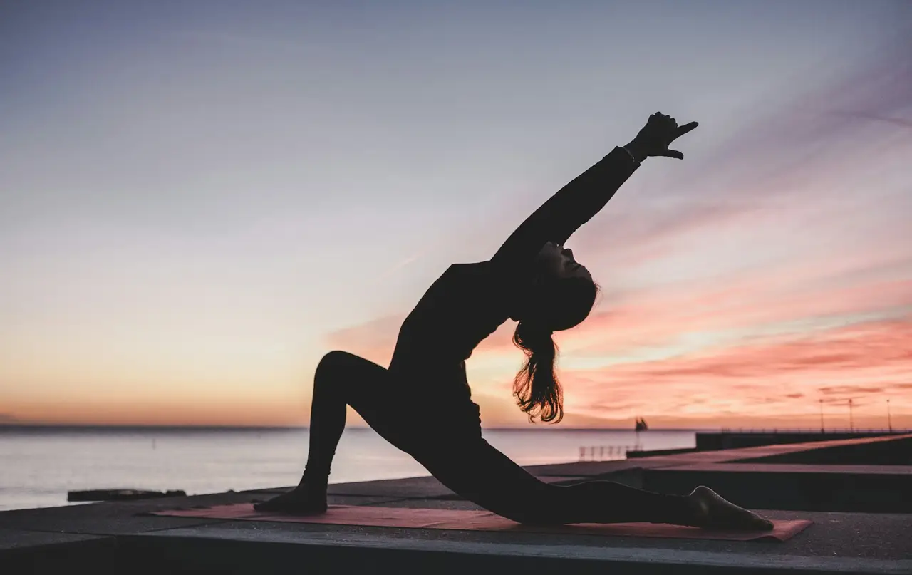 Une personne en train de pratiquer le yoga dans un cadre calme