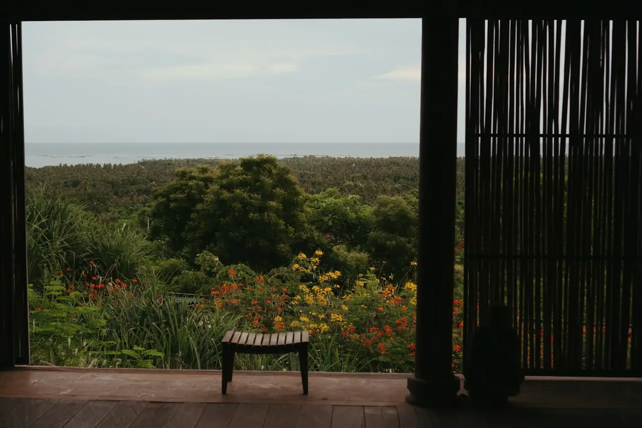 Un paysage calme et naturel, représentant un lieu de retraite apaisant.