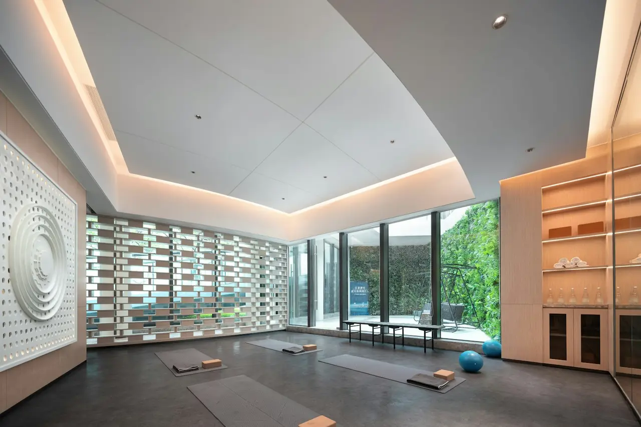 Un espace intérieur pour méditation en groupe.
