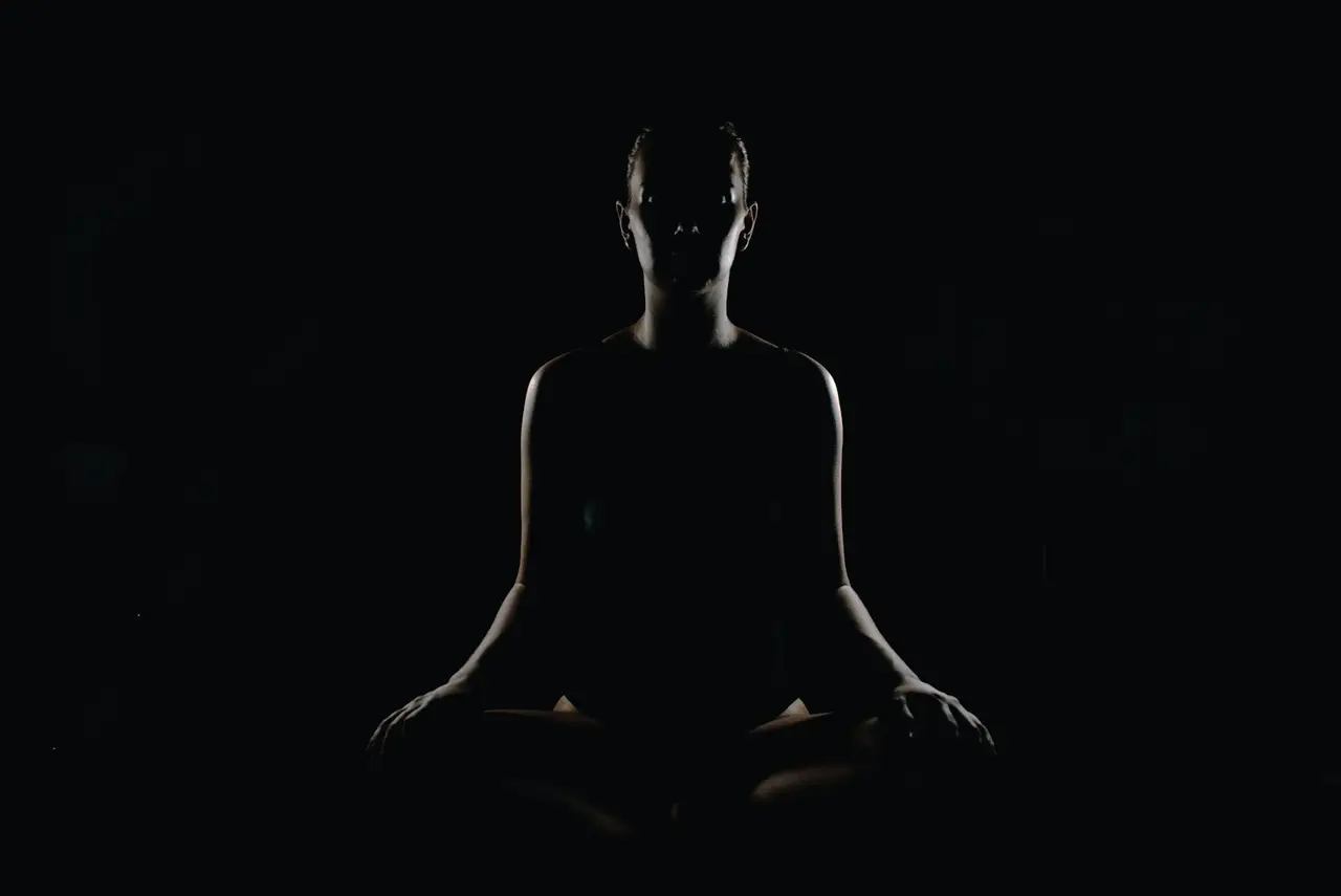 Espace calme pour un rituel de méditation sonore à la maison