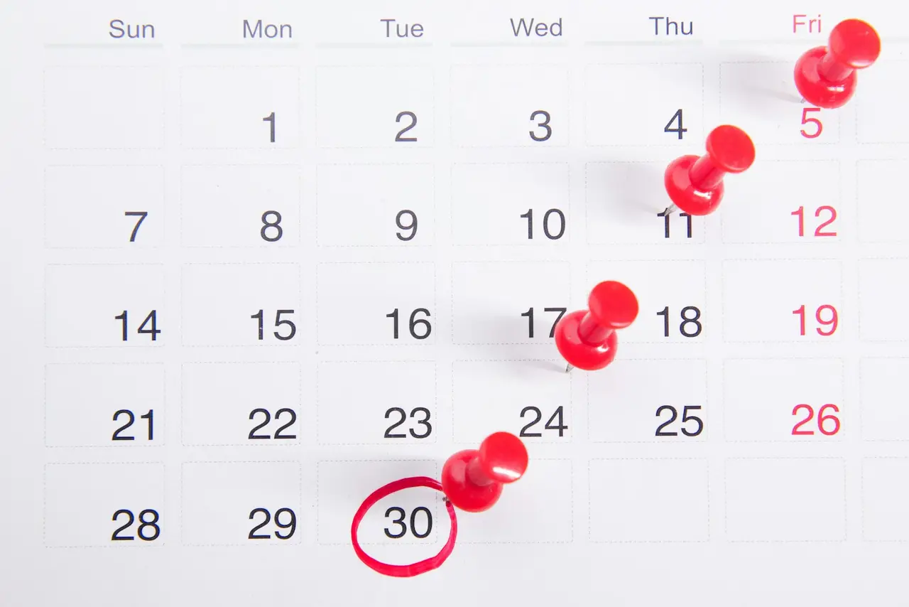 Un calendrier avec des annotations sur les périodes
