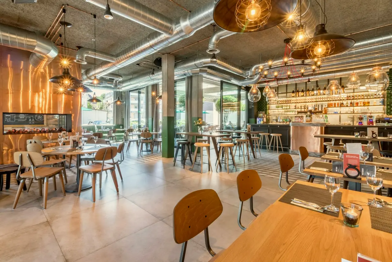 Intérieur élégant d'un restaurant avec une ambiance chaleureuse