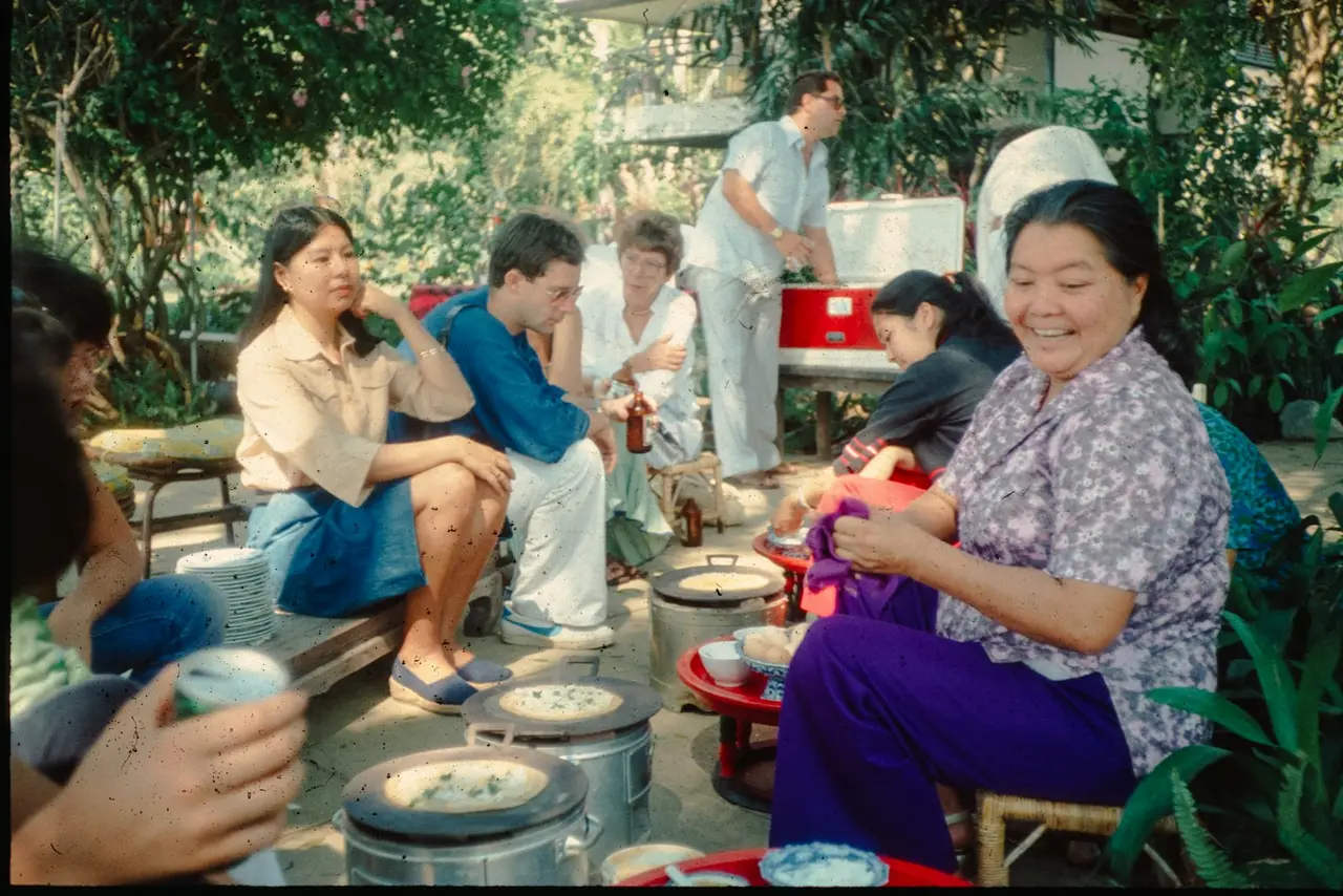 Un groupe de femmes partageant un moment ensemble à l'extérieur.