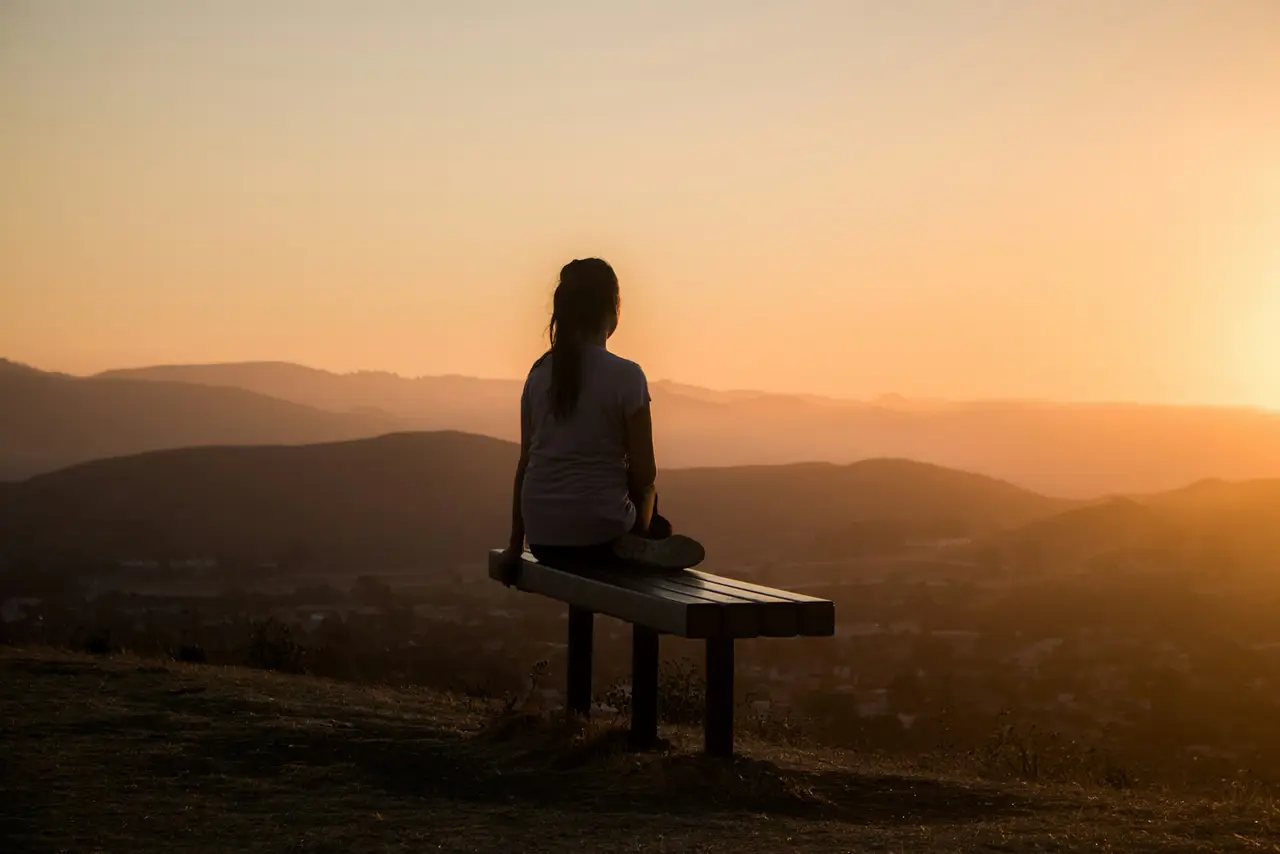 personne en méditation dans un environnement apaisant