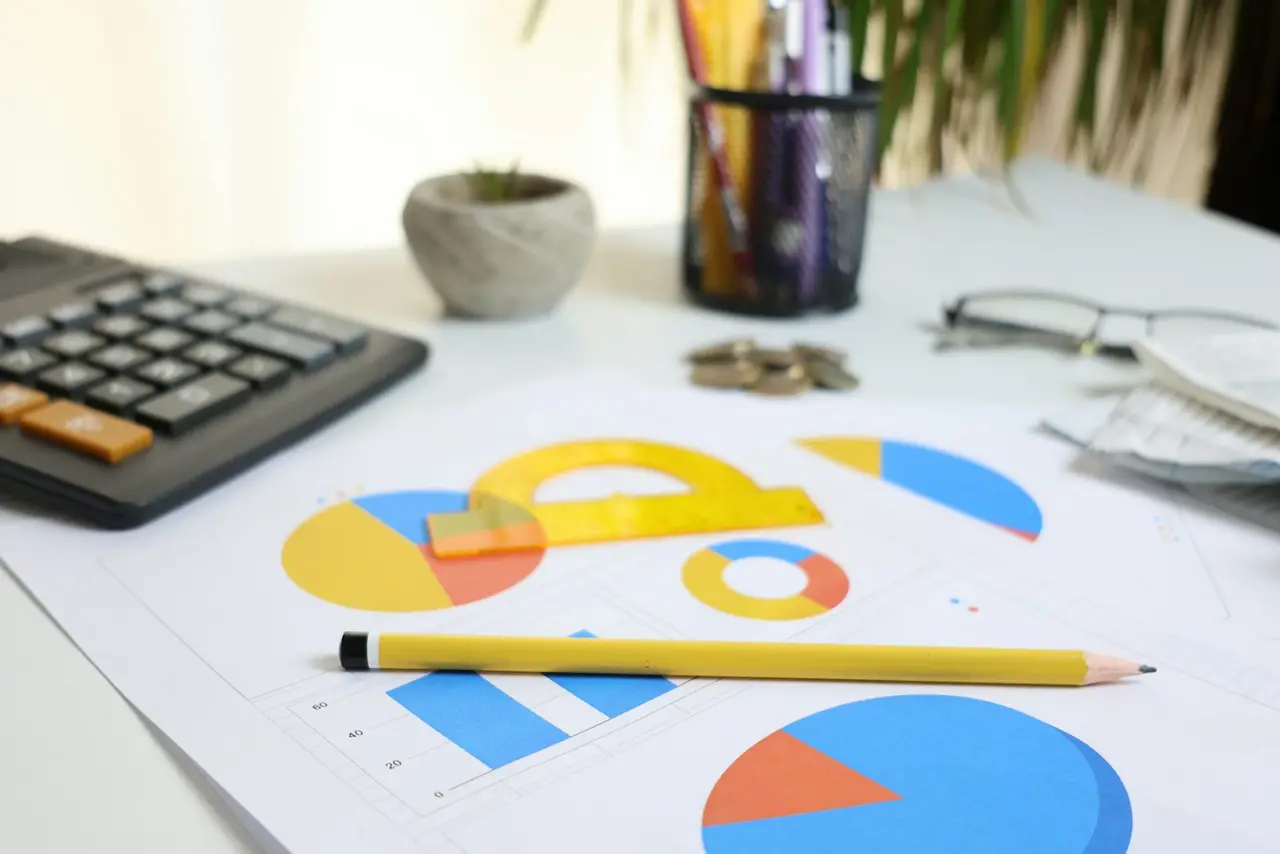 bureau de planification budgétaire avec une calculatrice