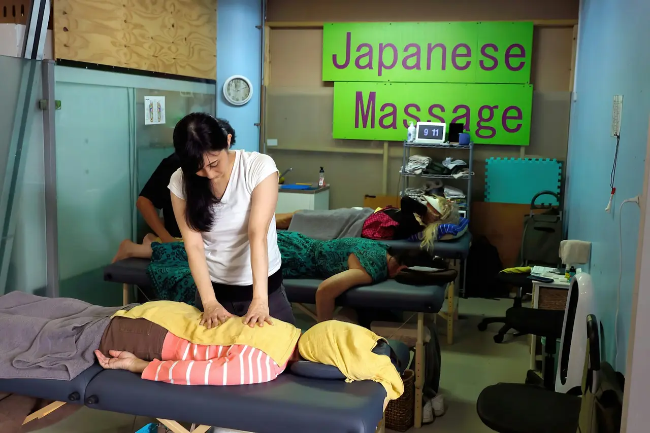 Un praticien effectuant un massage japonais