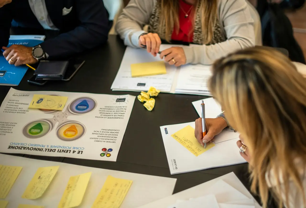 Une table de travail avec des documents en plusieurs langues.