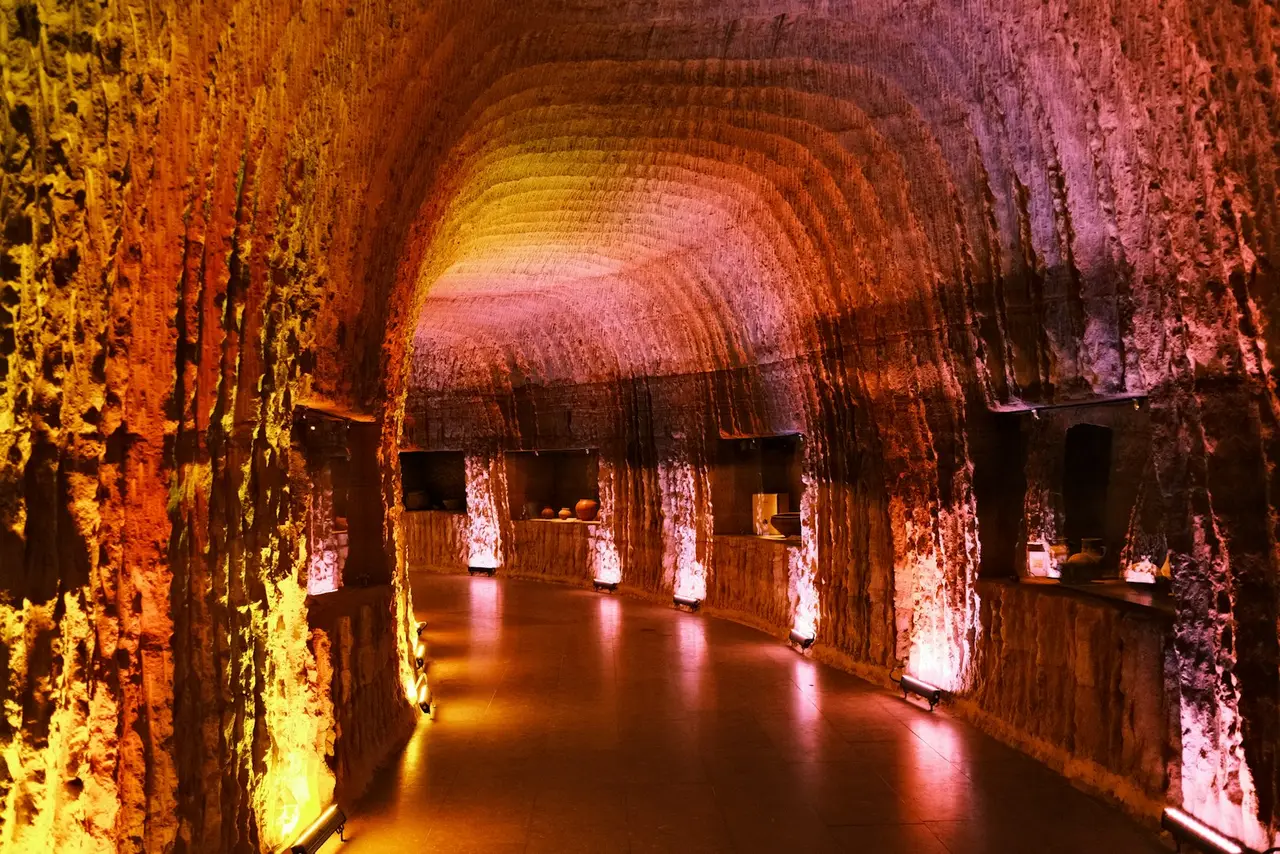 Intérieur d'une grotte de sel, ambiance apaisante.