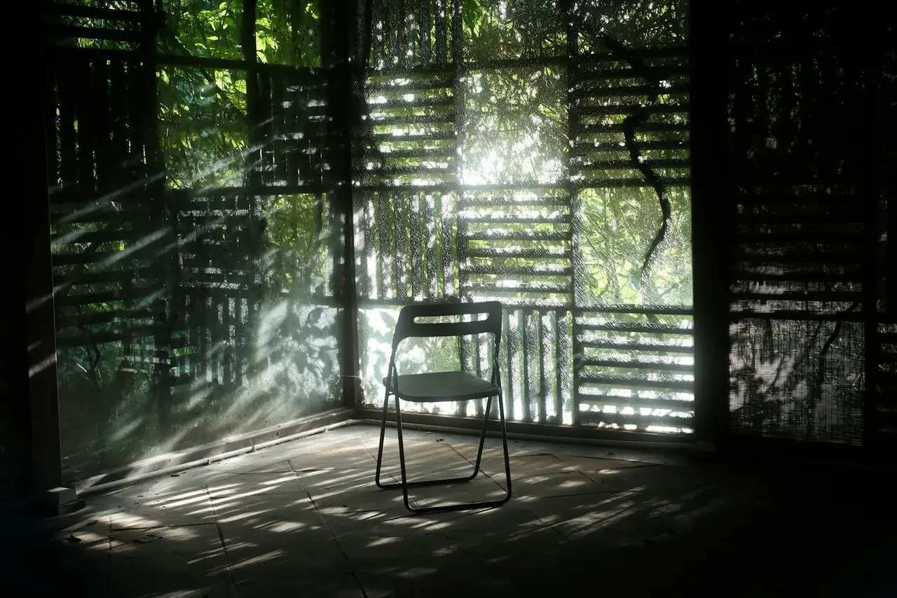 Espace de méditation en pleine nature avec des éléments apaisants