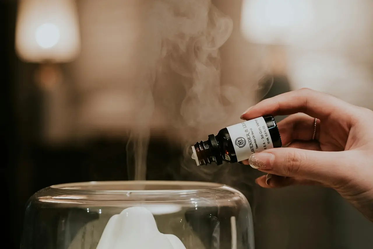 Huiles essentielles et stress : les utiliser avec douceur pour retrouver le calme — ambiance douce