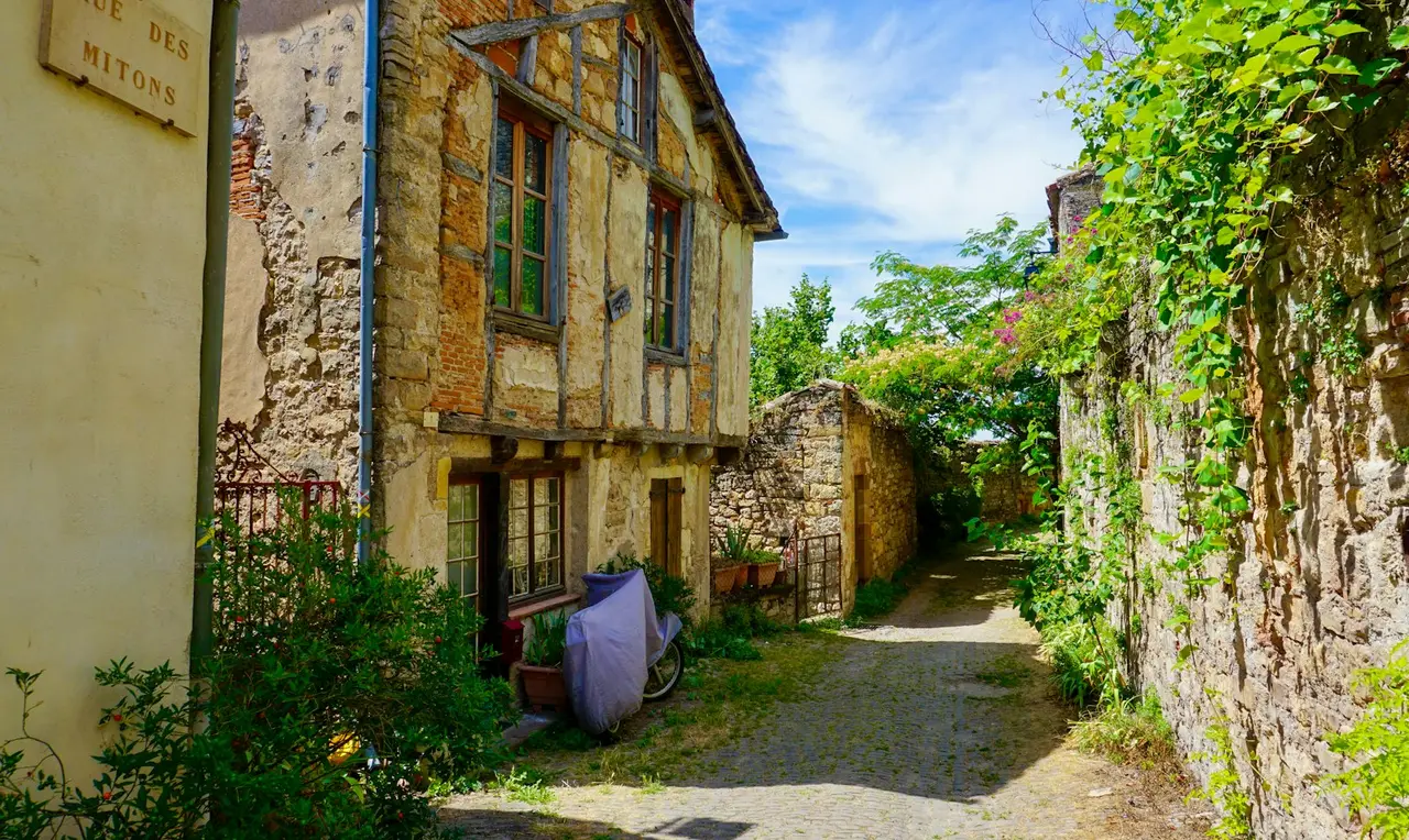 Un lieu de retraite paisible en France, entouré de verdure