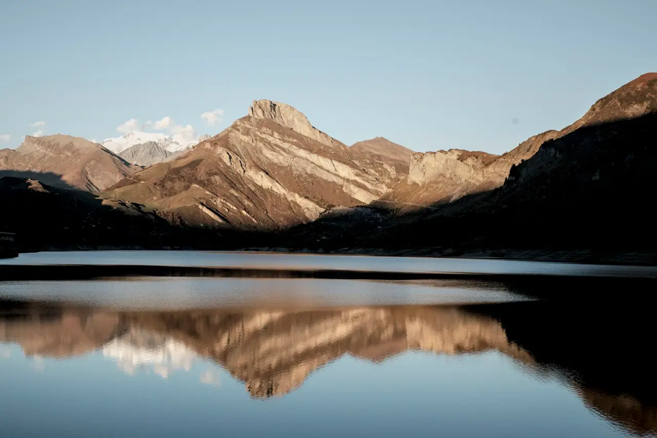 Un paysage de montagne paisible, idéal pour une retraite.