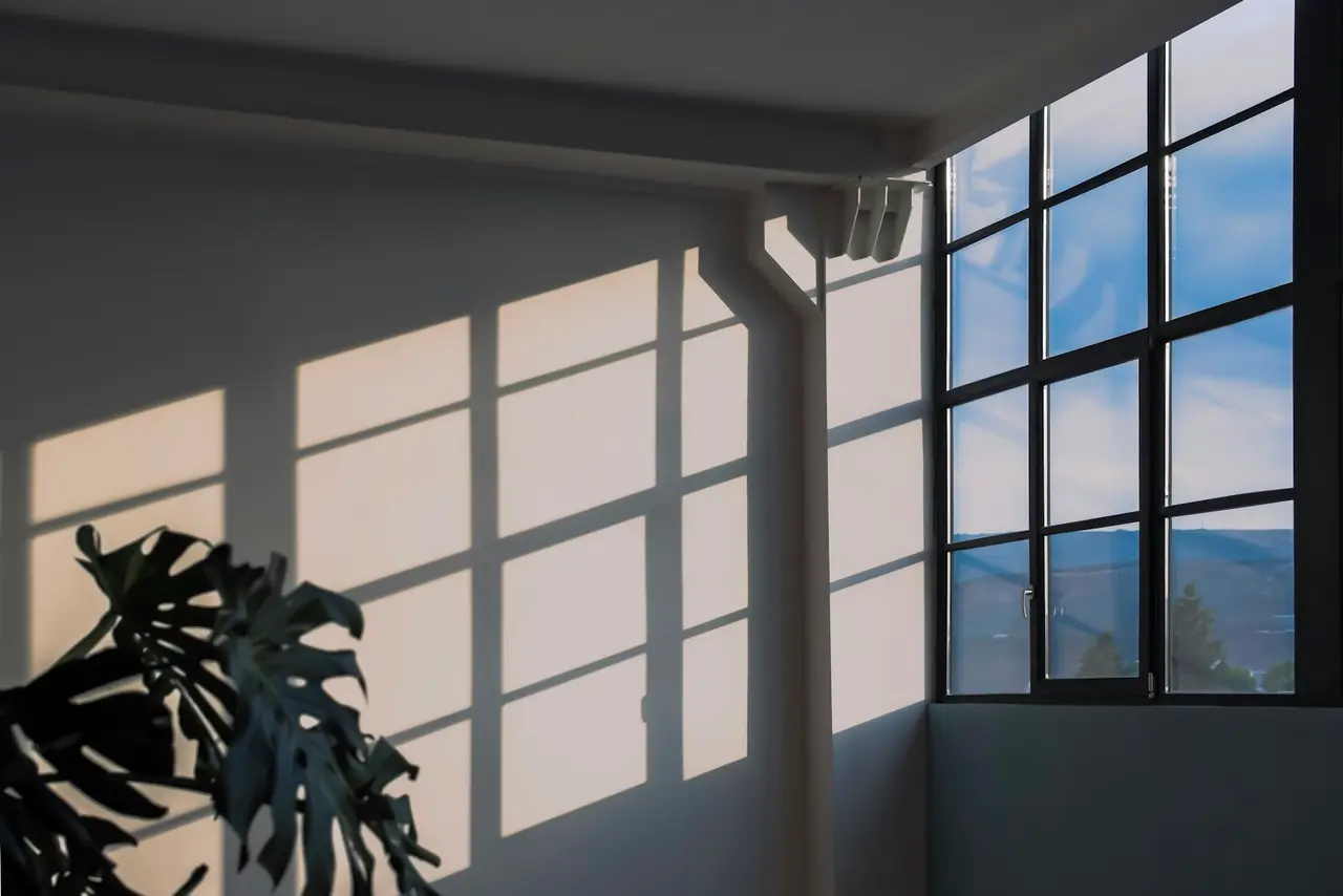 Lumière du soleil qui pénètre à travers une fenêtre