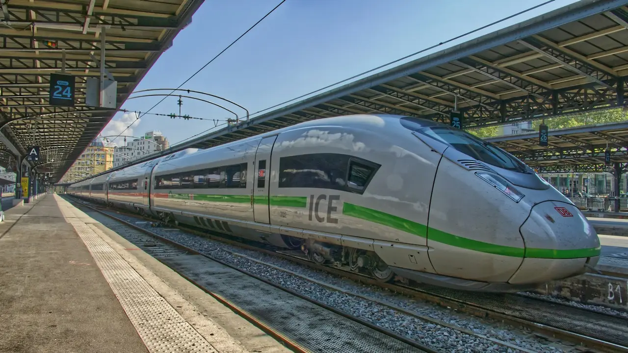 Une gare TGV moderne avec des passagers attendant leur train.