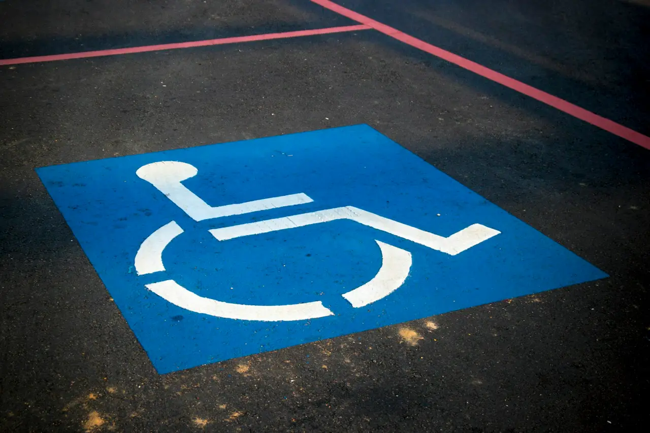 Entrée accessible avec rampe pour fauteuil roulant