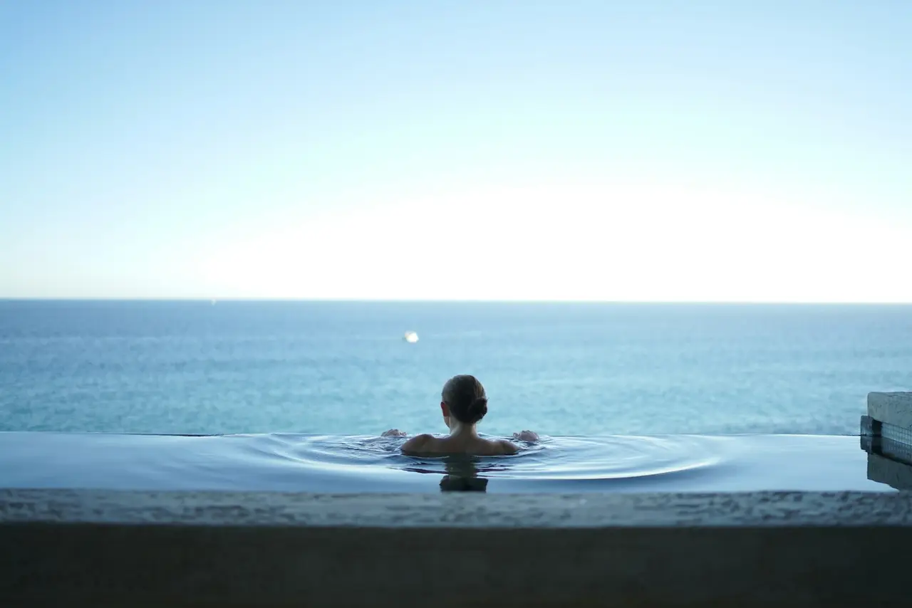 Un spa tranquille entouré de nature