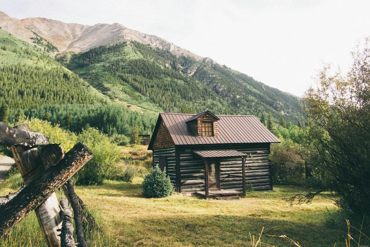 Une cabane rustique abordable dans la forêt