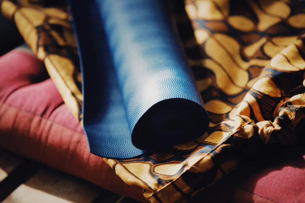 Tapis de yoga tibétain sur un fond naturel