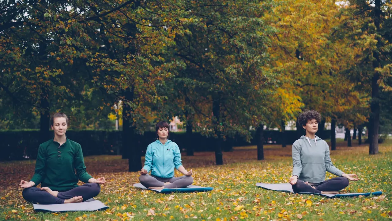 Environnement de méditation serein avec des bougies