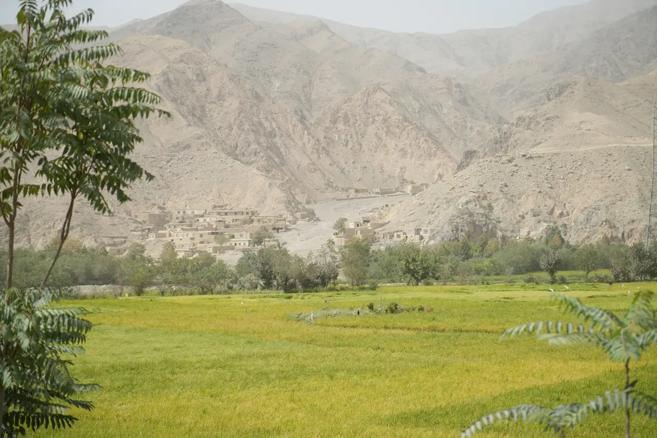 Paysage afghan avec des montagnes majestueuses