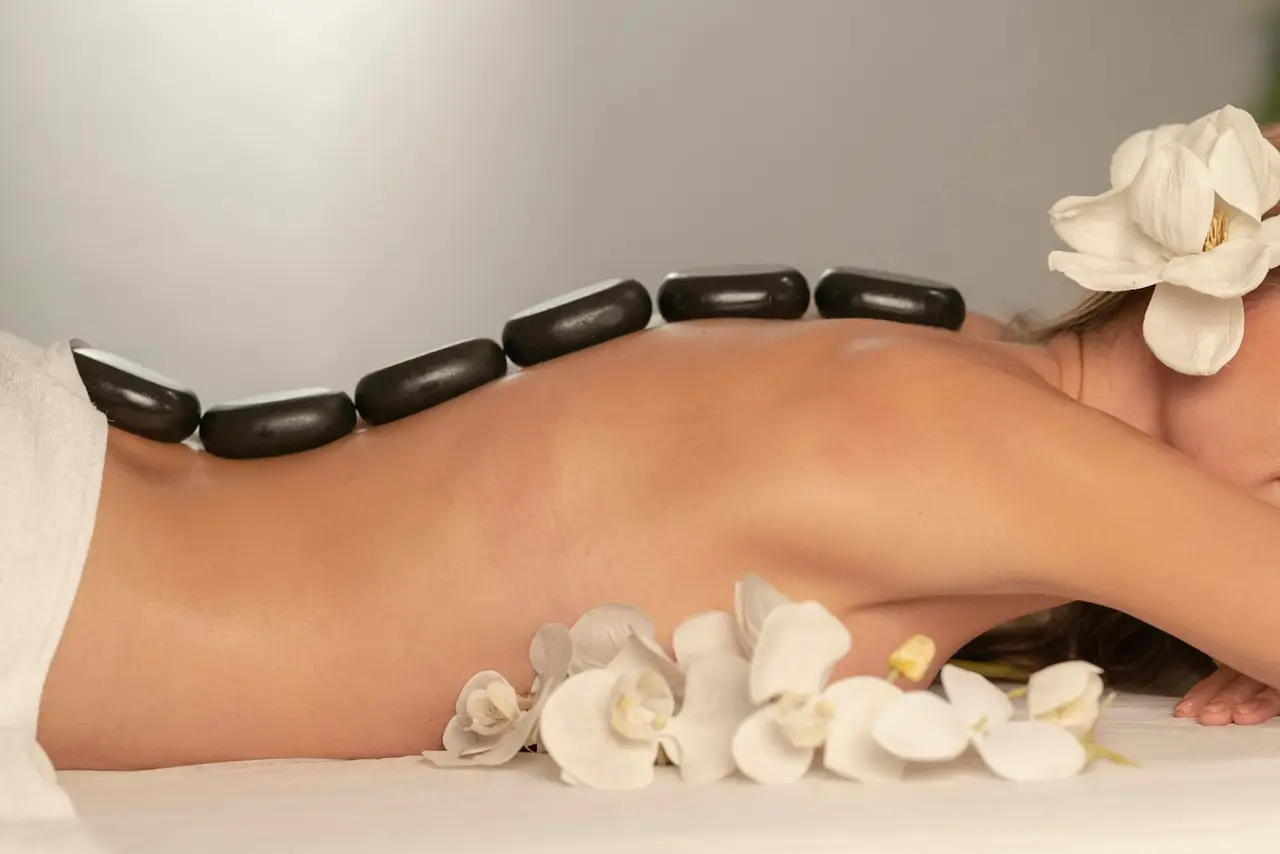 Massage intuitif : une approche douce pour renouer avec son corps — détail nature