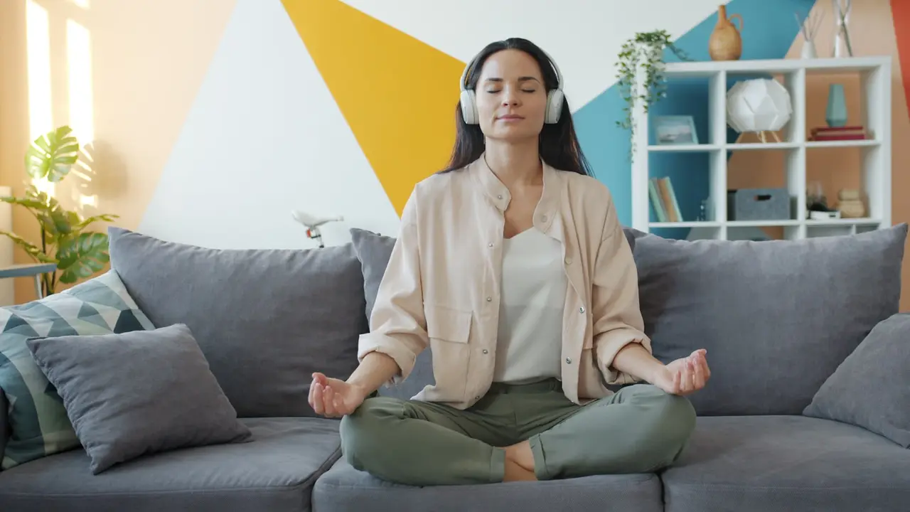 Un espace de méditation confortable avec des coussins et des bougies.