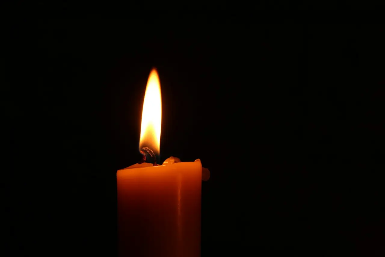 Gros plan sur une flamme de bougie