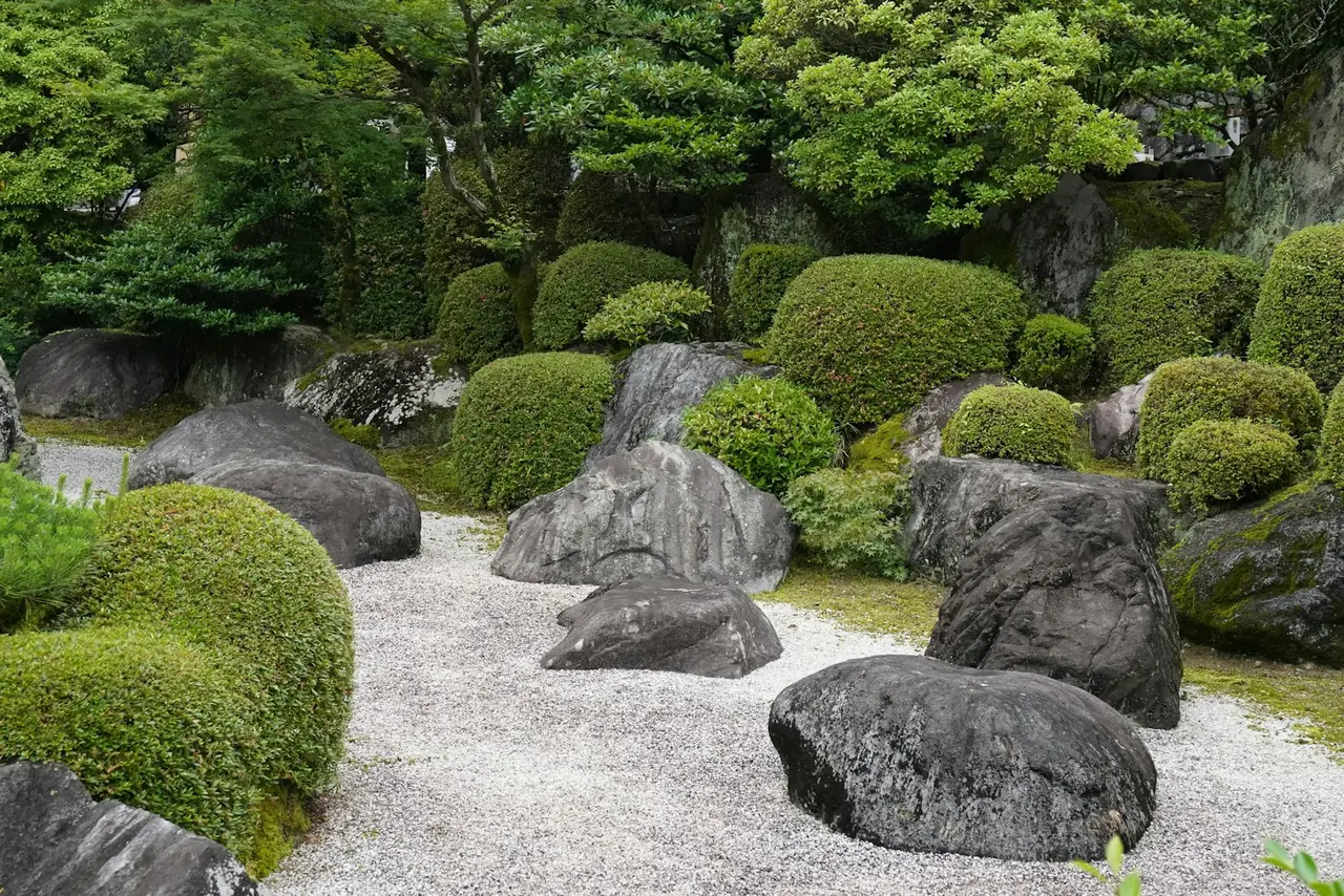Des pierres dans un jardin zen, symbolisant la méditation.