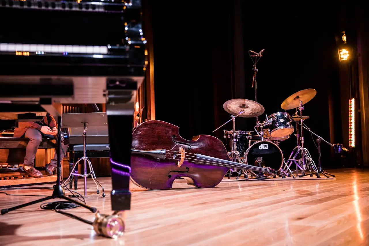 Instruments de musique disposés sur une table