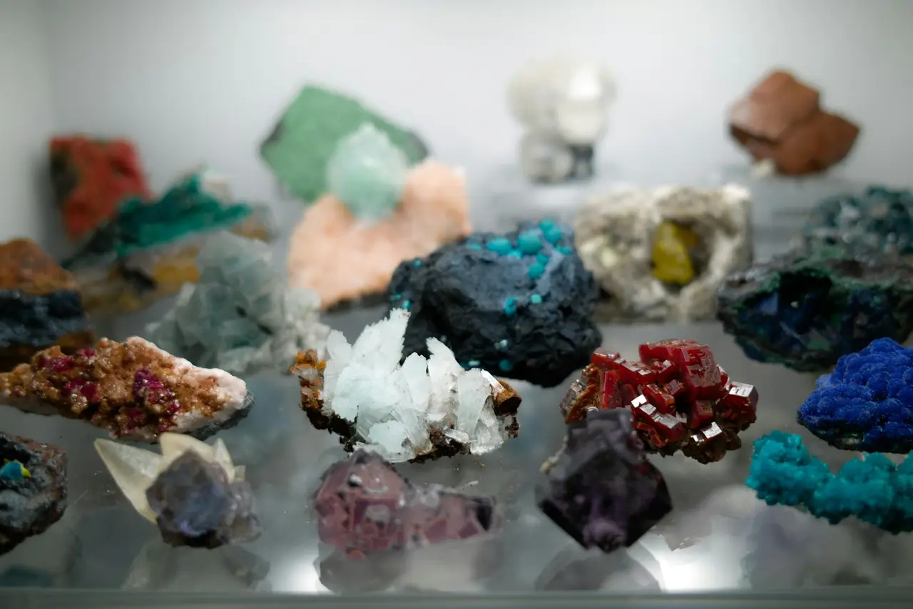 Minéraux et cristaux colorés représentant les oligo-éléments.