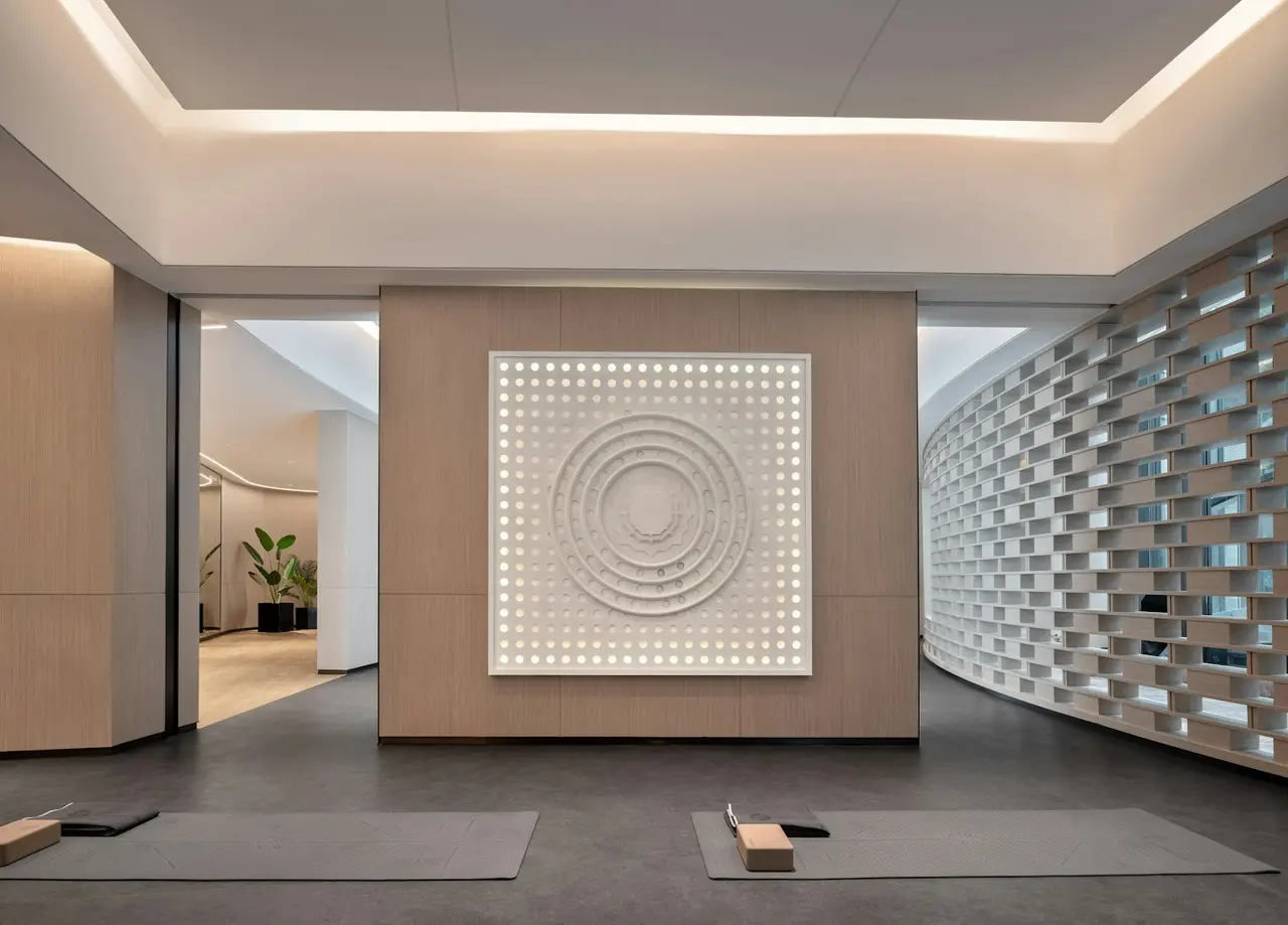 Tapis de yoga dans un espace paisible