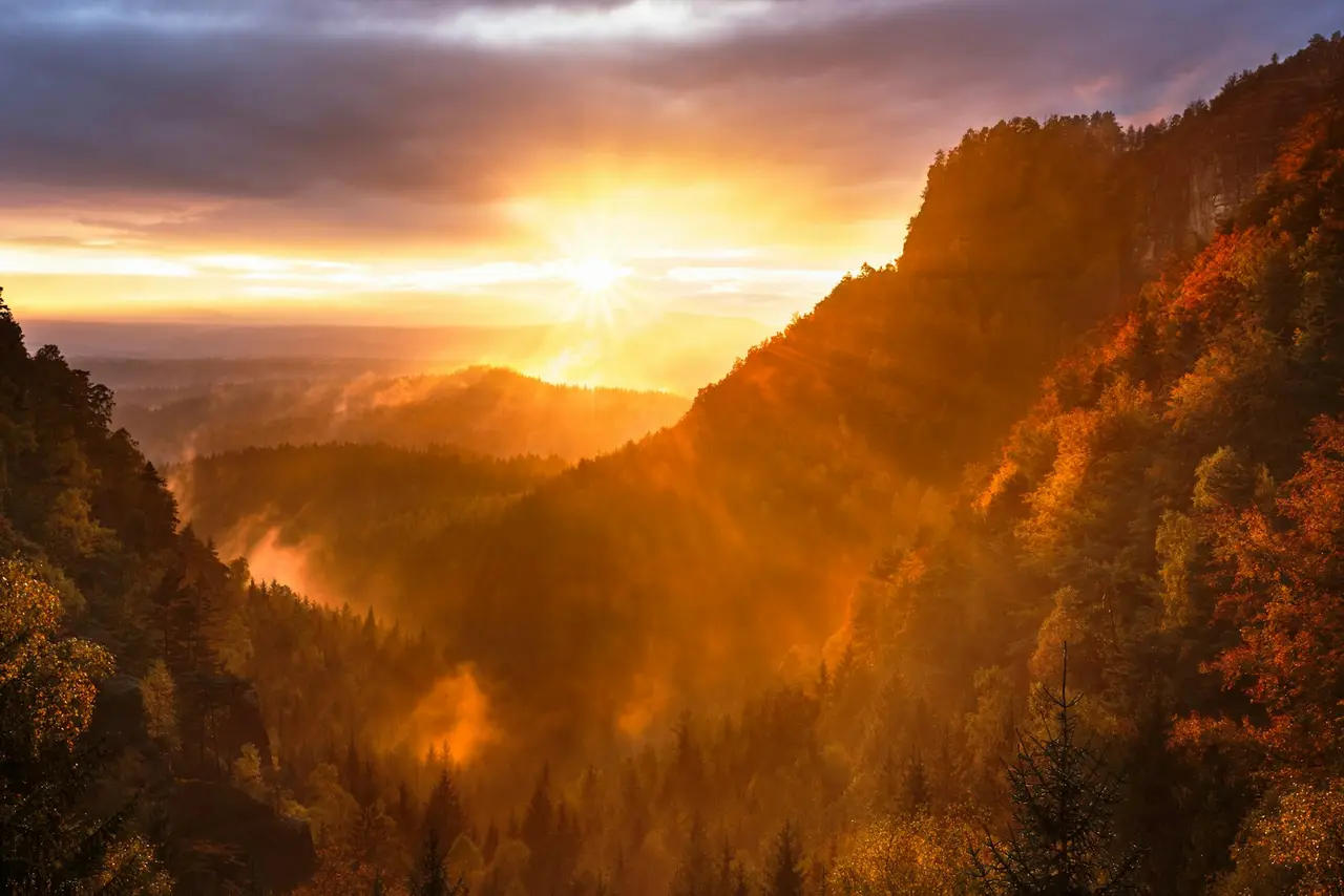 Lever de soleil sur les montagnes
