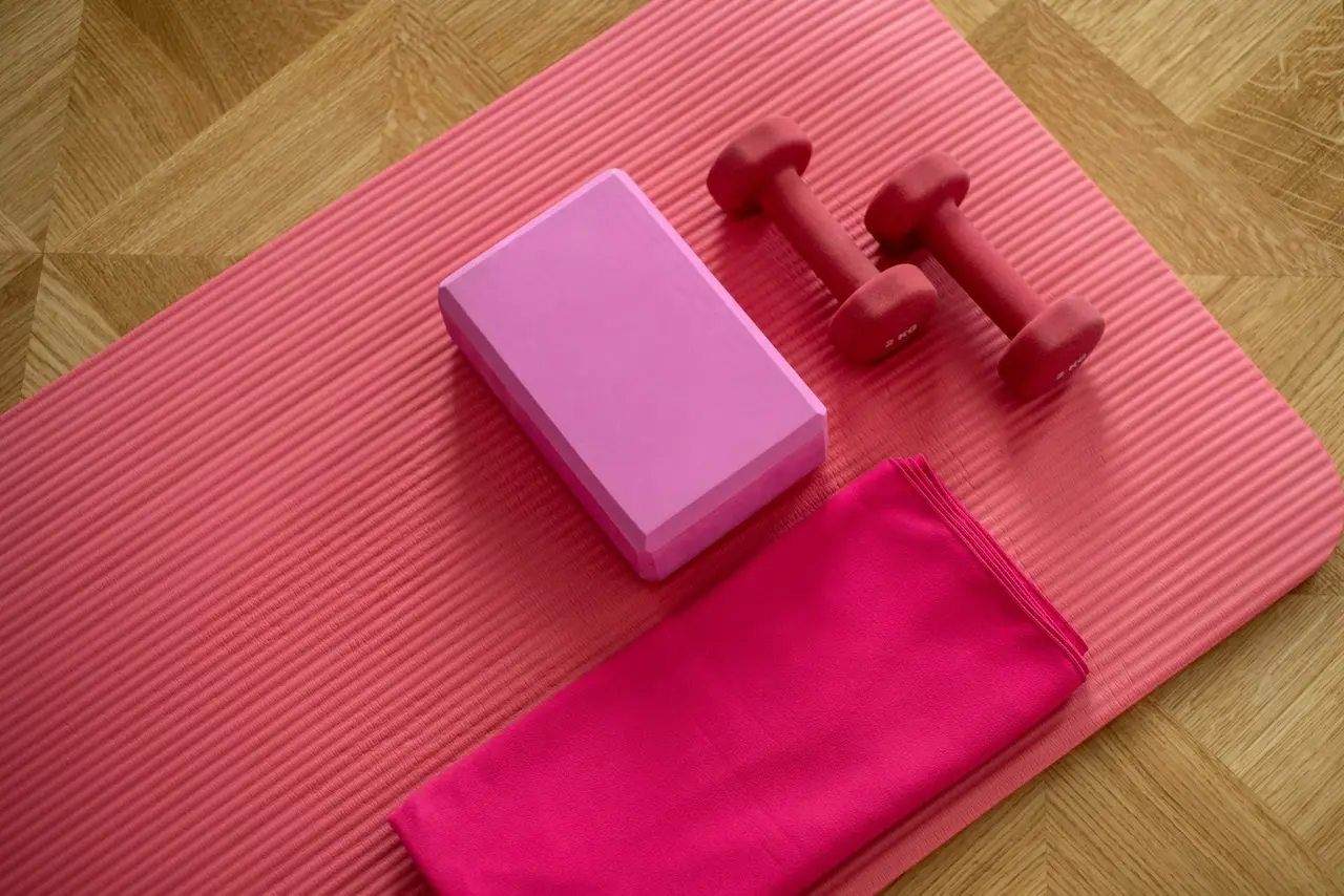 Tapis de yoga avec des bougies allumées pour créer une ambiance apaisante.