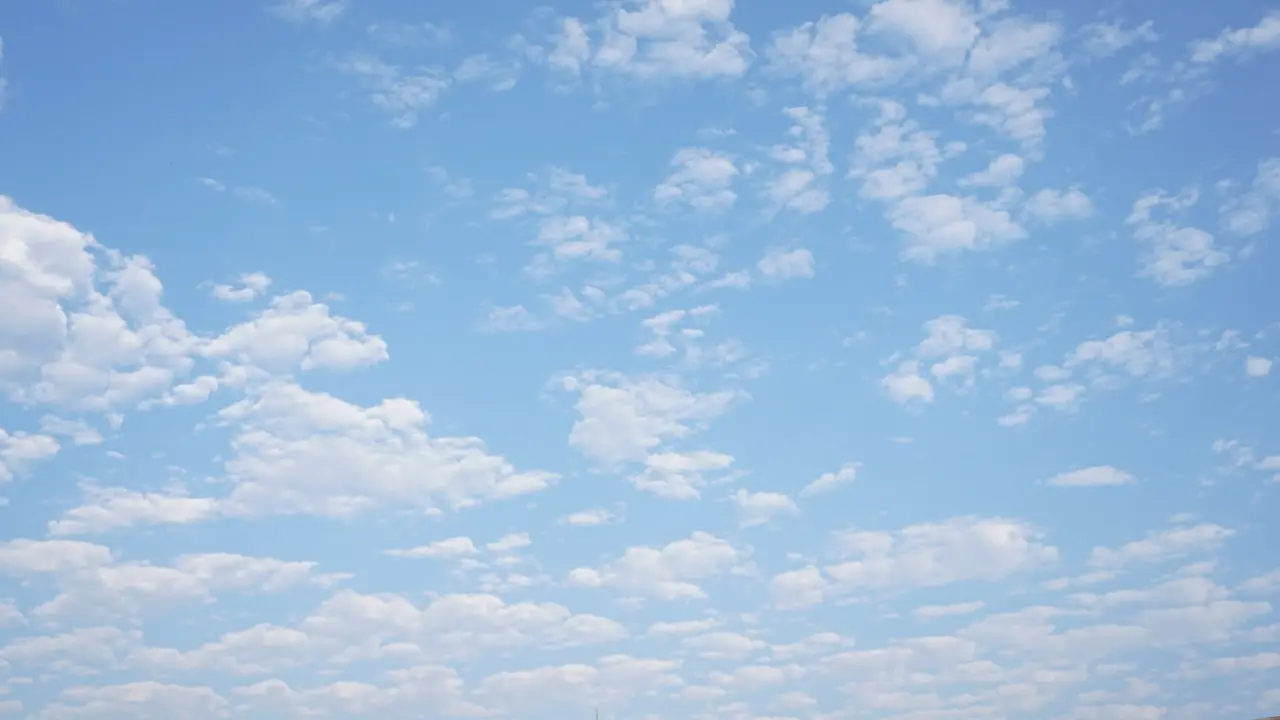 Ciel bleu clair symbolisant la clarté d'esprit et la sérénité.