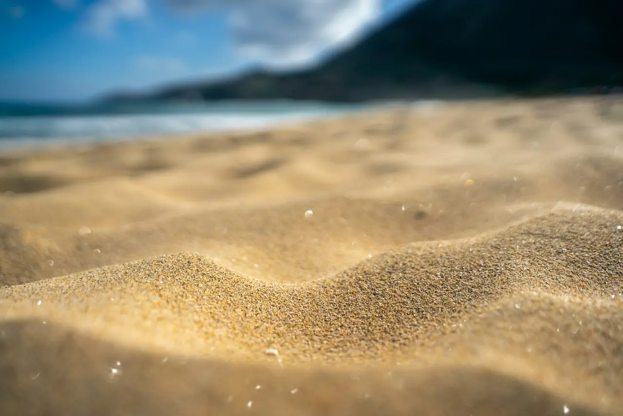 Plage de sable avec la lumière chaude du soleil.