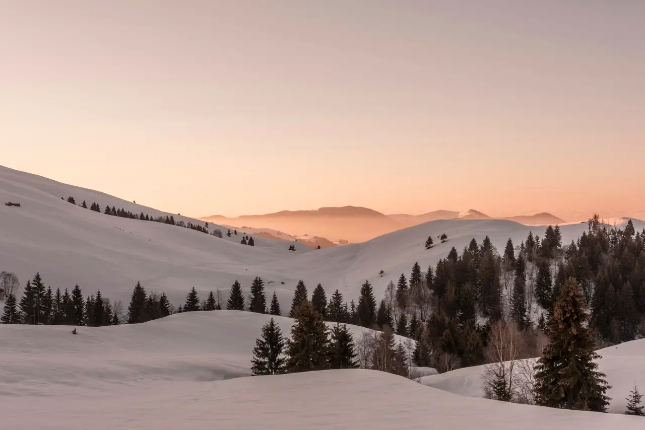 Lever de soleil sur des montagnes enneigées