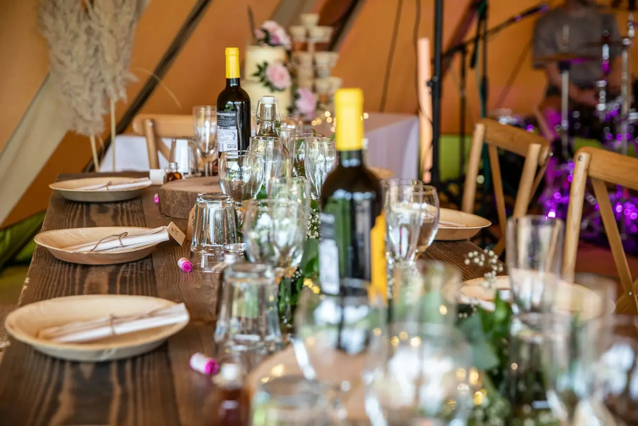 Table en bois rustique avec une ambiance chaleureuse