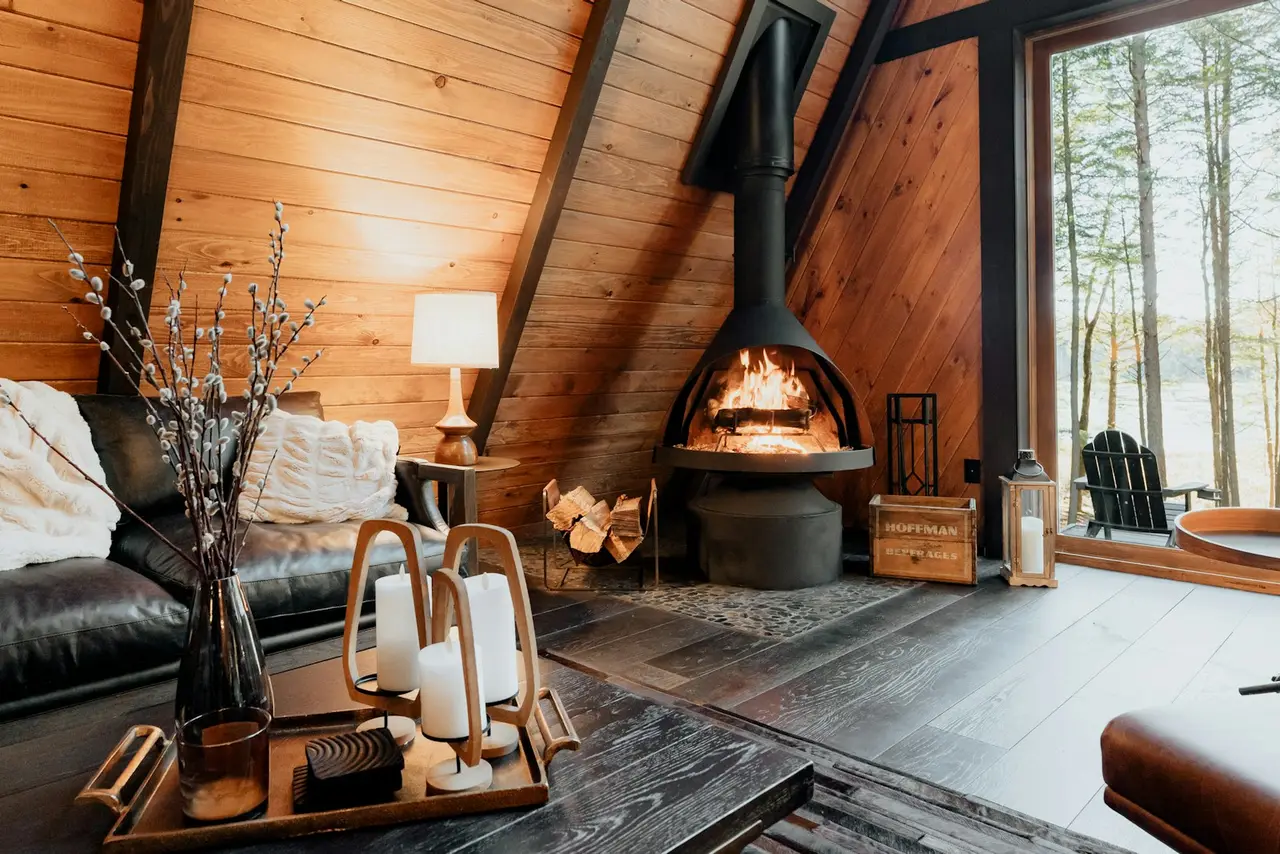 Un espace de retraite confortable pour huit personnes, illuminé par la lumière naturelle.