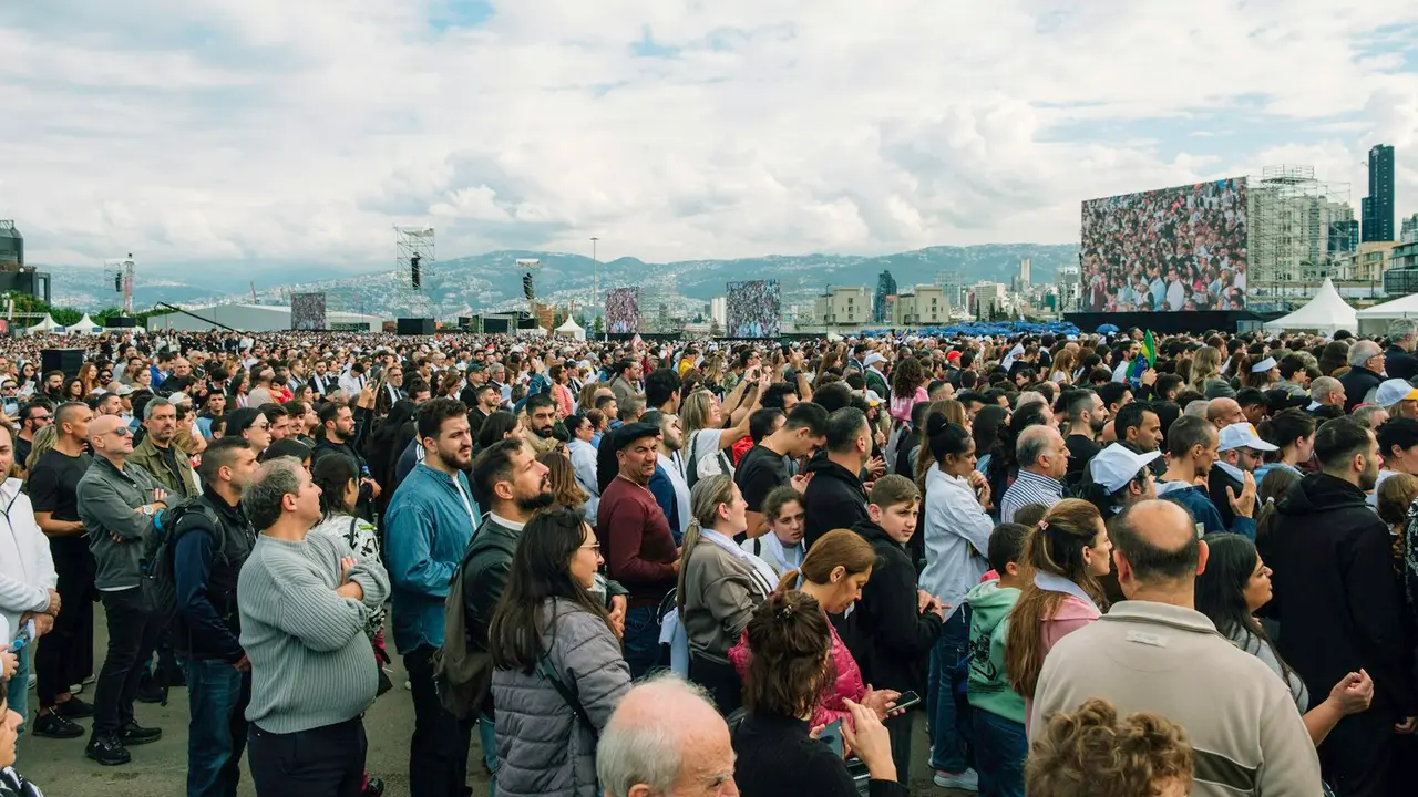 Grand rassemblement en plein air pour un groupe