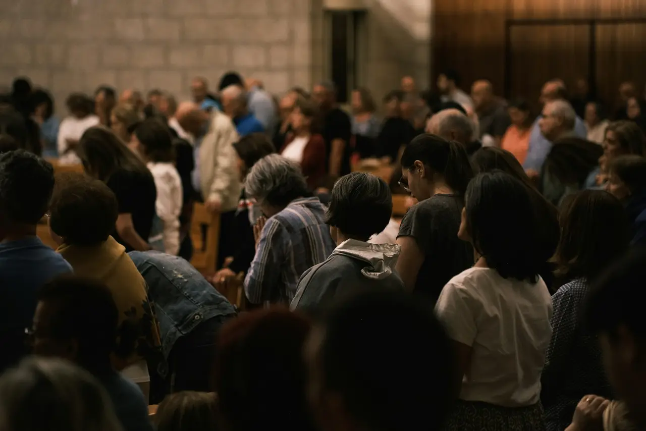 Un grand espace de rassemblement adapté pour trente personnes, avec une ambiance conviviale.