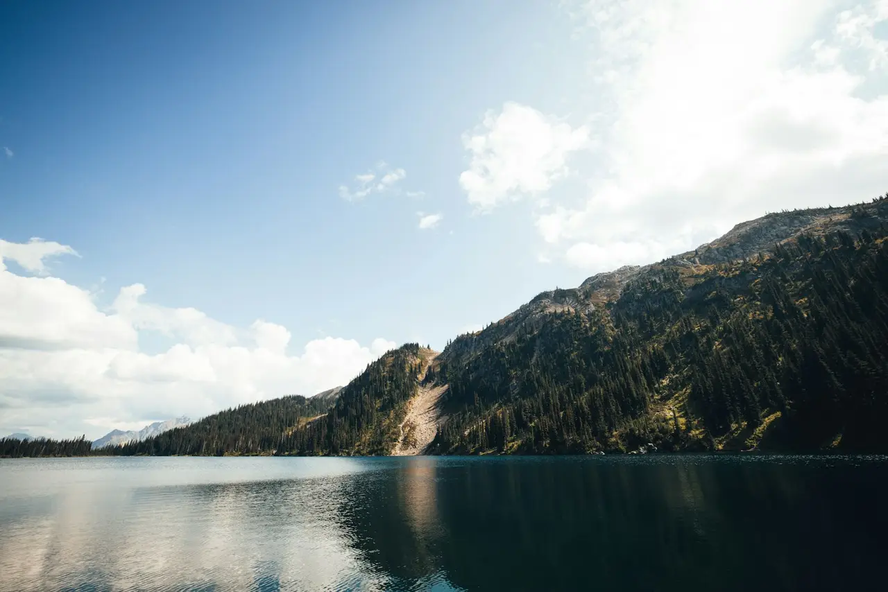 Un paysage naturel apaisant illustrant une retraite bien-être.