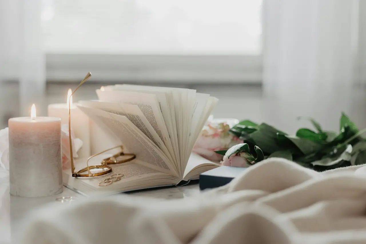 Coin lecture confortable avec des livres et une tasse de thé