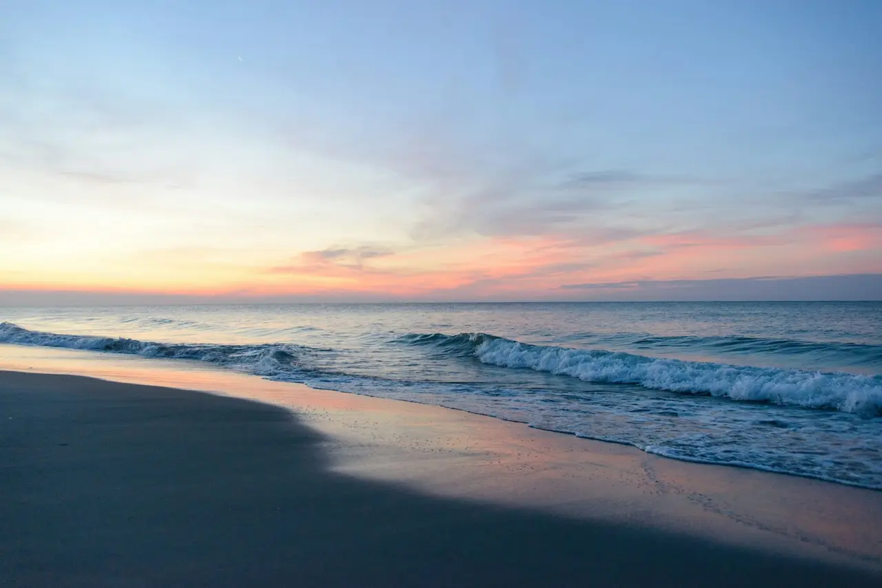 Coucher de soleil sur une plage côtière