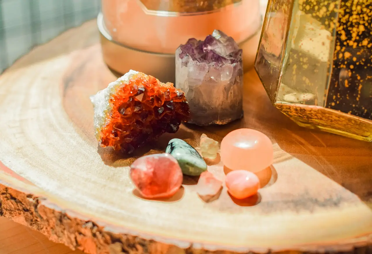 Bougies et cristaux disposés pour un rituel.