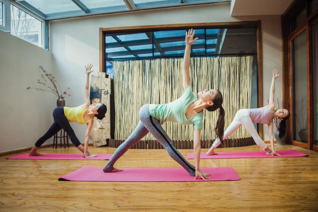 Un tapis de yoga dans un espace intérieur
