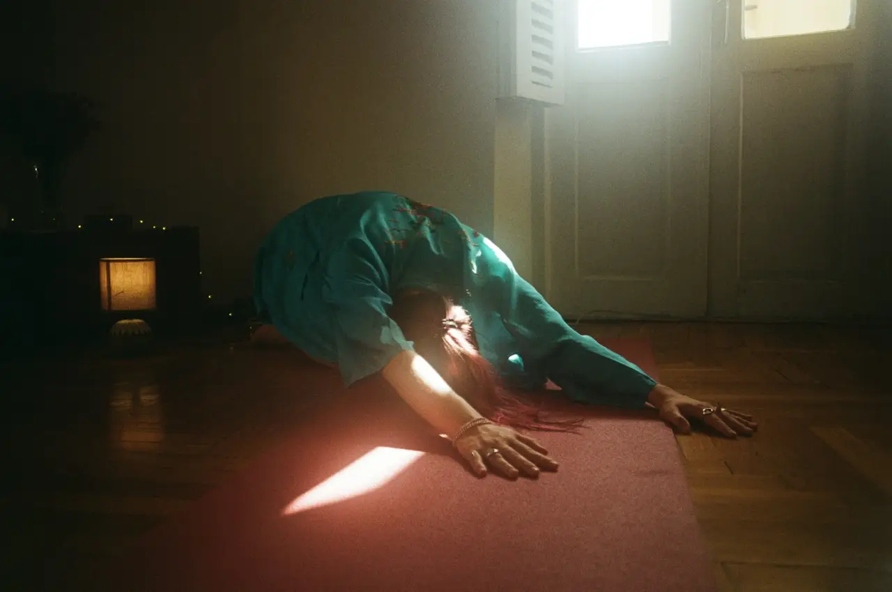 Surya Namaskar : comprendre et pratiquer la salutation au soleil avec douceur — ambiance douce
