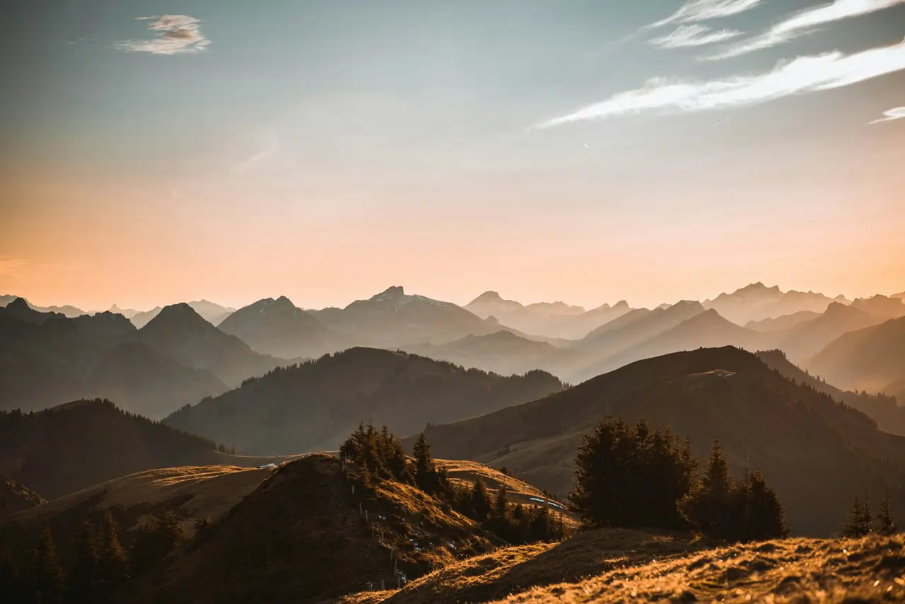 Paysage méditatif avec des montagnes au coucher du soleil