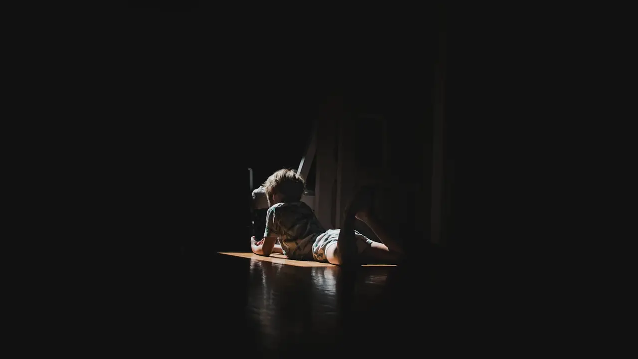 Pratique de yoga en intérieur avec une lumière naturelle douce