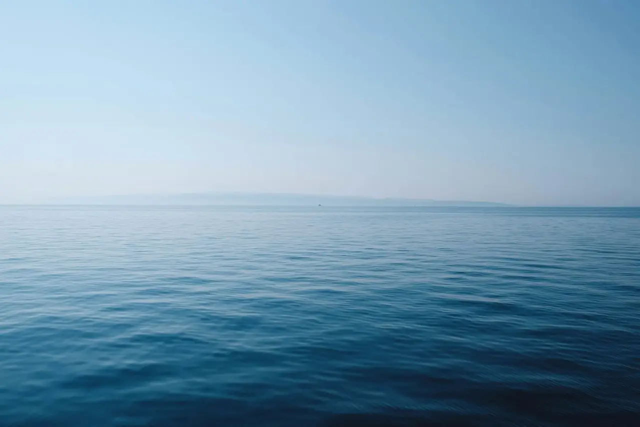 Surface de l'eau tranquille et apaisante